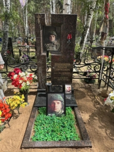 Резной памятник воину