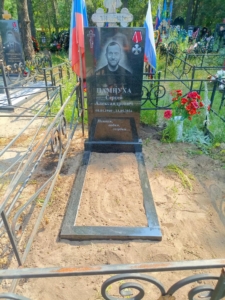 Гранитный памятник военному