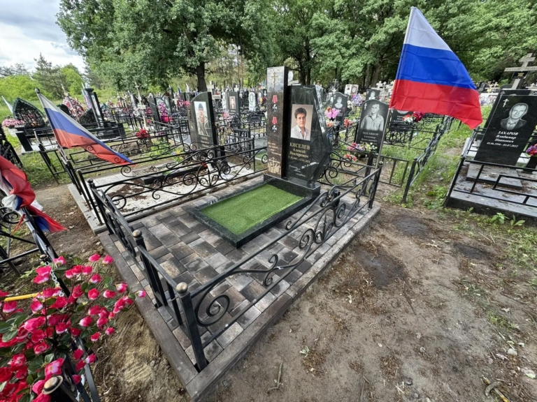 Художественное оформление могилы военного