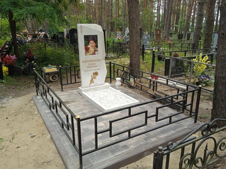 Резной памятник из белого гранита